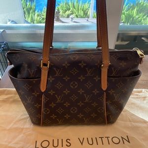 Louis Vuitton shoulder bag. See all photos for condition. Excellent condt
